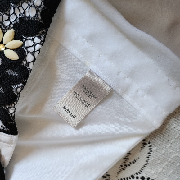 Victoria's Secret - White and Black Very Sexy Bra and Hip Corset set - (36D/M-L) - Picture 12 of 14